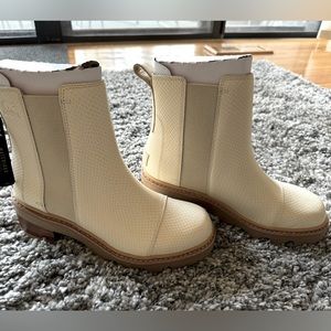Sorel Chelsea Boot, NWT, size 10.